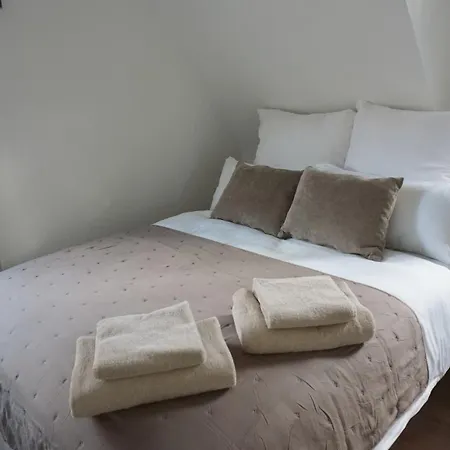 Modern House Near The Airport & Tradefair Grounds Vakantiehuis
